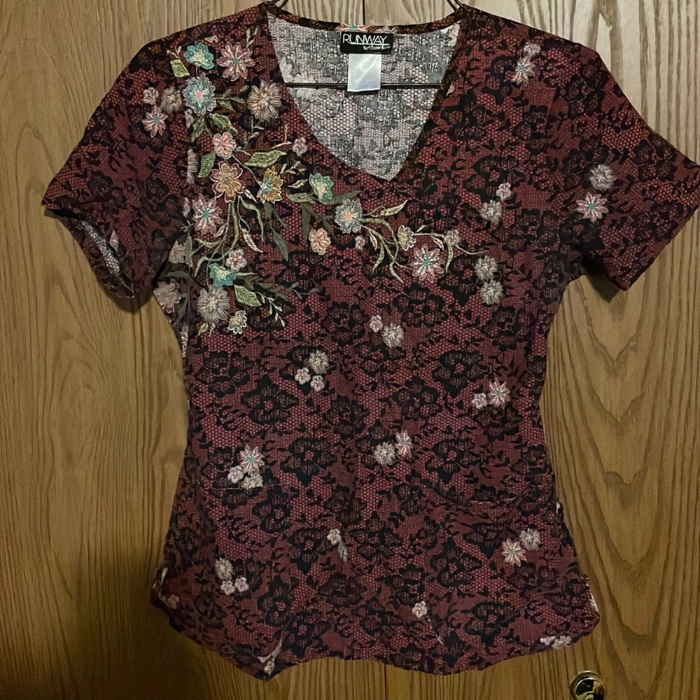 Runway by Cherokee Scrub Top Floral/Lace Medium